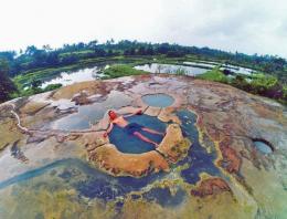Menikmati jacuzzi alami di tengah surga: Pemandian Air Panas Gunung Peyek Bogor
